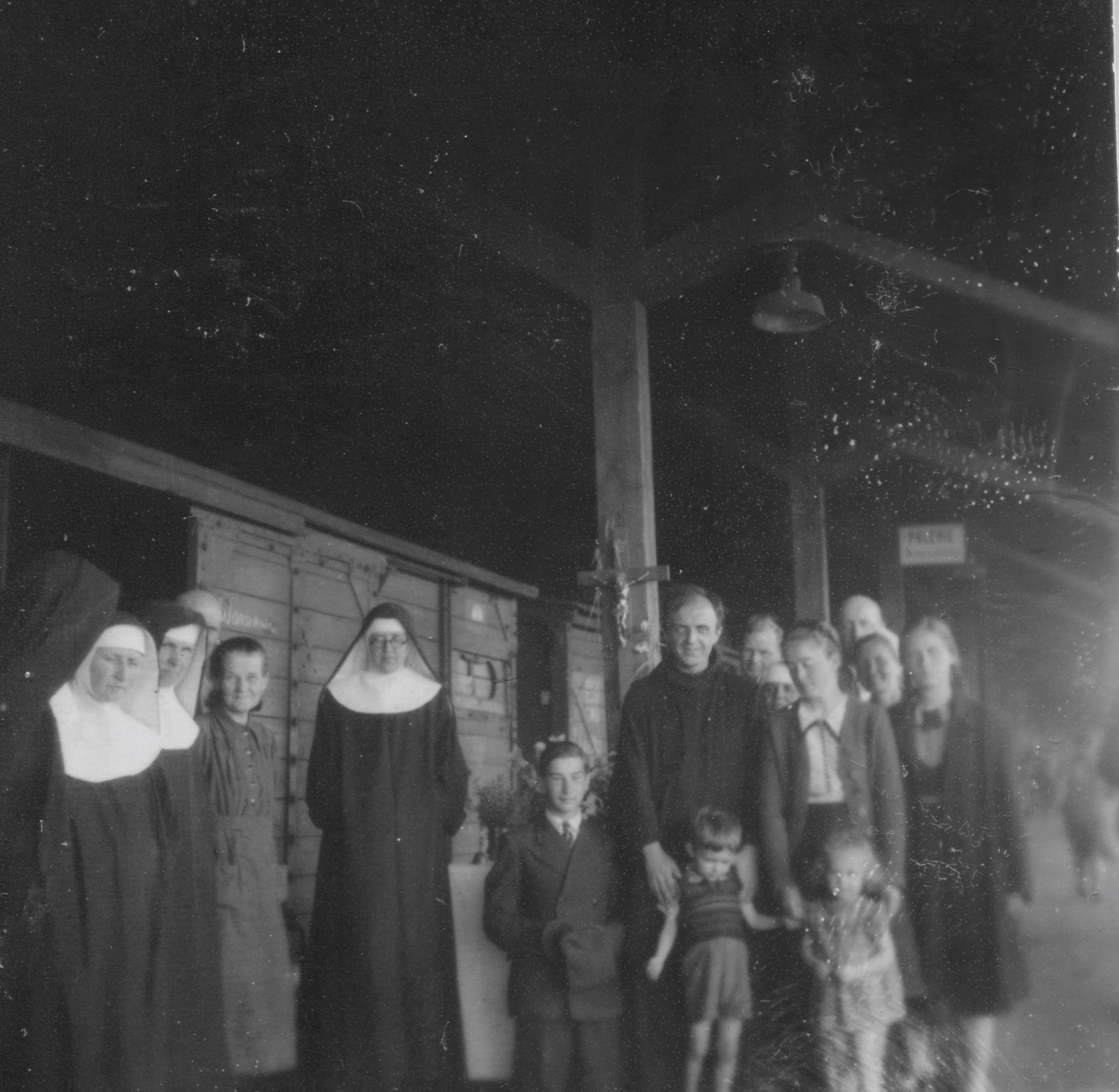 Vilniaus benediktinės kelyje į Žarnoviecą, sustojimas Olštyno geležinkelio stotyje, 1946 m. Seserų benediktinių abatija Žarnoviece, iš albumo 1929–1982 m.