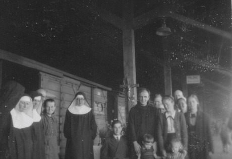 Vilniaus benediktinės kelyje į Žarnoviecą, sustojimas Olštyno geležinkelio stotyje. 1946 m. Seserų benediktinių abatija Žarnoviece, nuotrauka iš albumo 1929–1982 m.