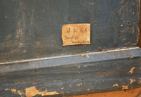 Lipdė paveikslo nugarinėje pusėje su depozitiniu numeriu. Fot. Karolina Koroliova-Barkova. 