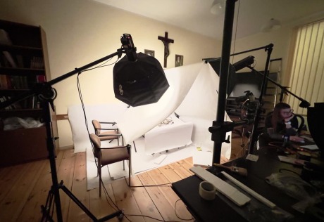 Vienuolyno kapitulos salėje įrengta „fotostudija“. Fot. Karolina Koroliova-Barkova.