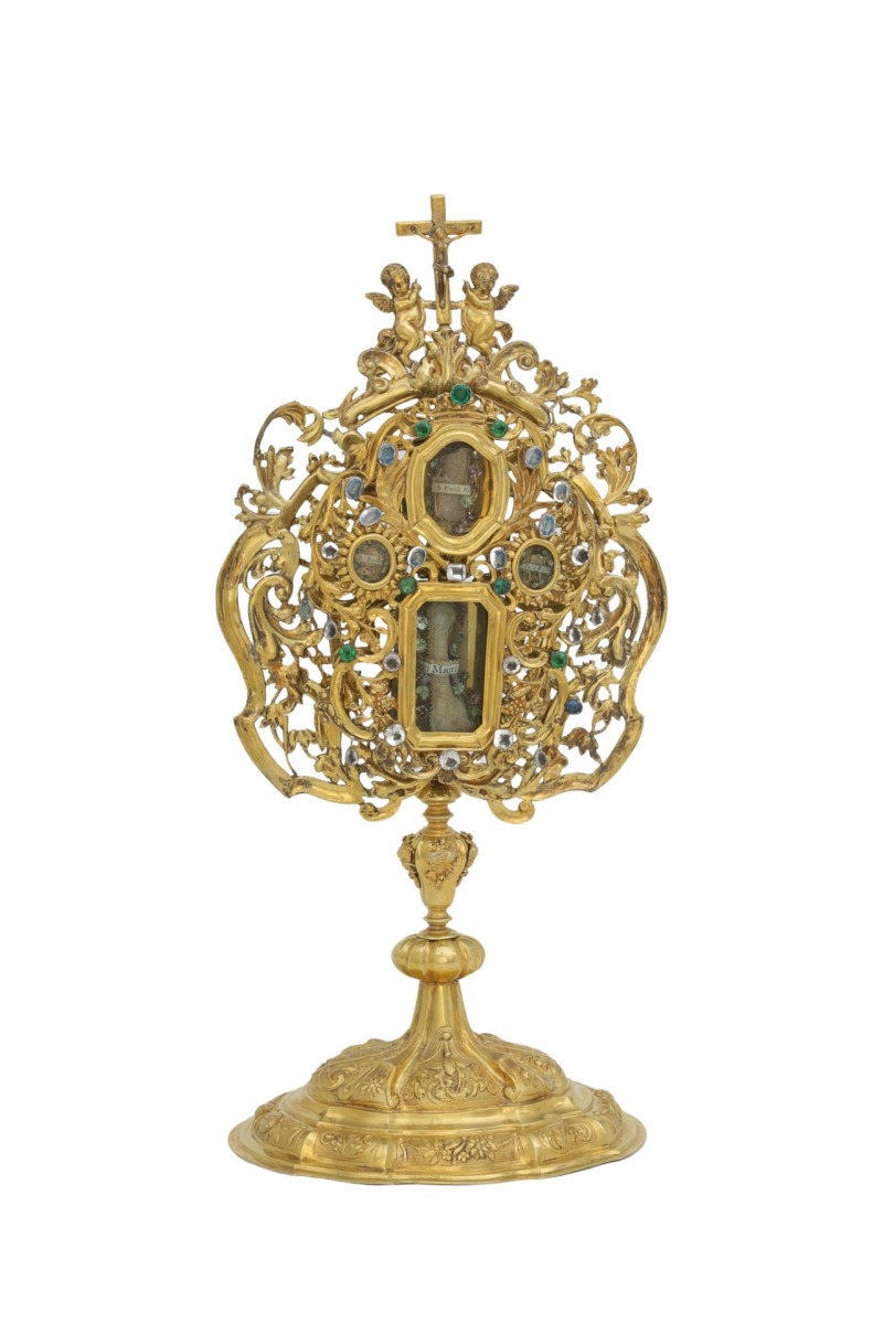 Šv. Mauro, šv. Placido, šv. Roko ir šv. Agnietės relikvijorius. Vilnius, 1742. Sidabras auksavimas, juvelyriniai akmenys; relikvinėse: šilkiniai audiniai, stiklas, folija, popierius; h 50,2 cm, pėda 22,5 x 17 cm. Bažnytinio paveldo muziejus, BP 1112. Fot. Arūnas Baltėnas