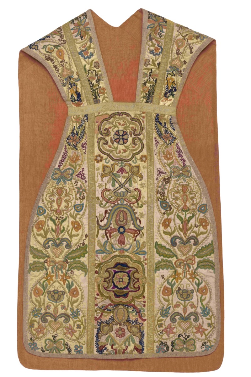 Arnotas. Vilniaus benediktinių vienuolyno dirbtuvės, XVIII a. Šilkinis atlasas, šeniliniai, aukso siūlai; galionai – aukso siūlai; apsiuvimas –  sidabro ir pūkuoti siūlai; pamušalas – ochros / oranžinės spalvos lininė drobė; 120,5 x 63 cm. Seserų benediktinių abatija Žarnoviece, O37(421/O37/2020). Fot. Zofia Grunt, Joanna Szmit