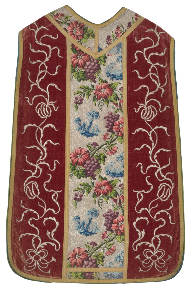 Arnotas. Vilniaus benediktinių vienuolyno dirbtuvės, XVIII a. vid. Kolona – Prancūzija, XVIII a. I p., sidabrinis brokato audinys, sidabro, šilko siūlai; šonai – raudonas šilkinis aksomas, reljefinis siuvinėjimas sidabro siūlais ant vilnonio užtraukimo; galionai – aukso siūlai; pamušalas – žalsvas šilkas, XX a.; 112 x 73 cm. Seserų benediktinių abatija Žarnoviece, O24(409/O24/2020). Fot. Zofia Grunt, Joanna Szmit.