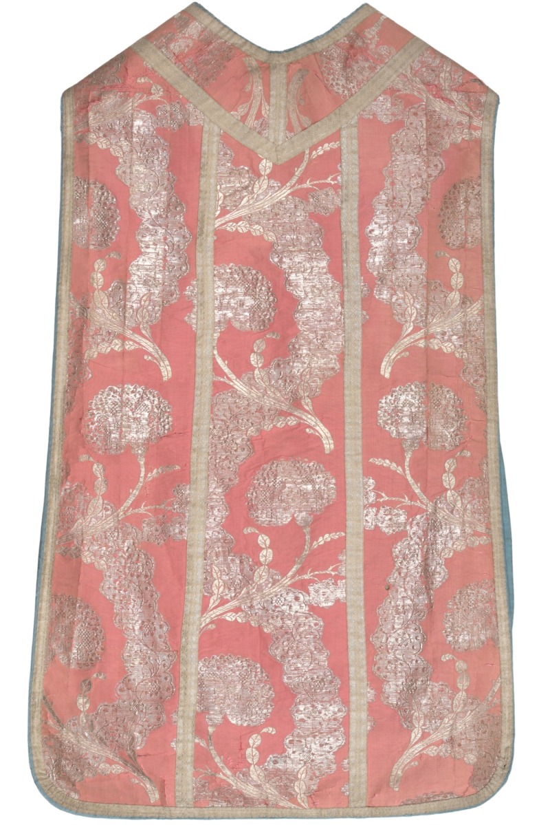 Arnotas. Vilniaus benediktinių vienuolyno dirbtuvės, XVIII a. 7 deš. Audinys –  Prancūzija (?), šilko ripsas, aukso ir sidabro siūlai; pamušalas – žydras šilkas; galionai – aukso siūlai; 110 x 60 cm. Seserų benediktinių abatija Žarnoviece, O49 (433/O49/2020). Fot. Zofia Grunt, Joanna Szmit